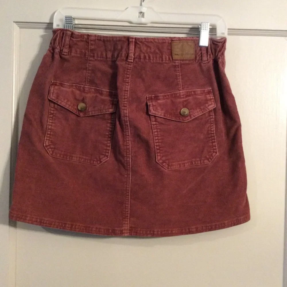American Eagle Super stretch size 6 mini skirt corduroy look dark pink pockets